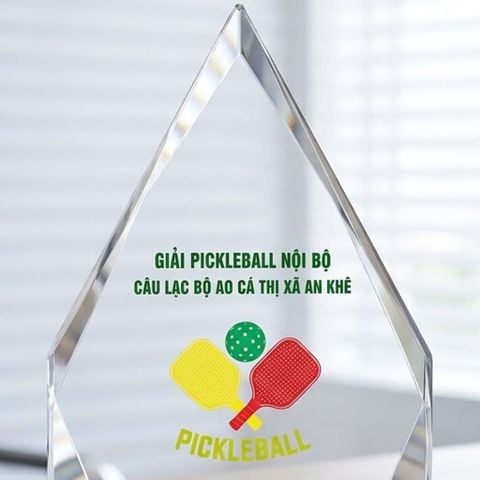 Nhân bản từ Cúp Pickleball pha lê màu xanh dùng làm quà tặng lưu niệm ở giải pickleball hay những giải thể thao khác
