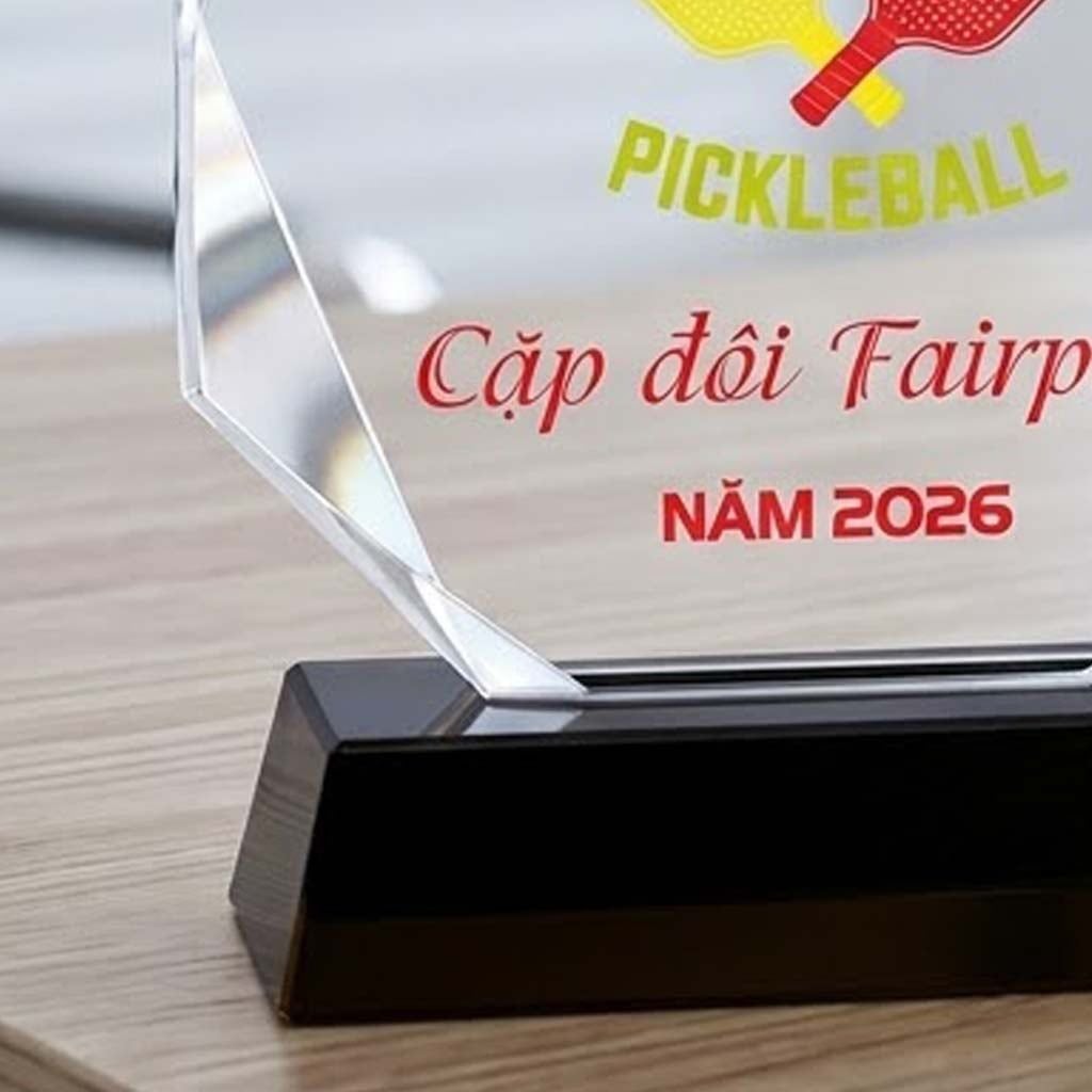 Nhân bản từ Cúp Pickleball pha lê màu xanh dùng làm quà tặng lưu niệm ở giải pickleball hay những giải thể thao khác