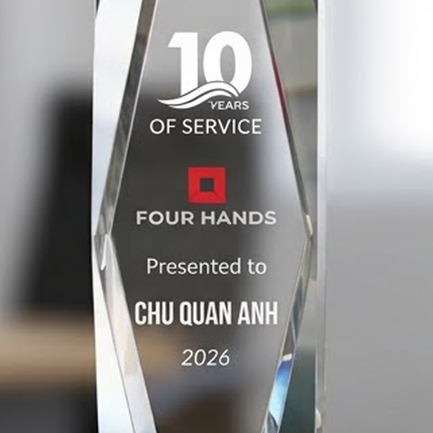 Cúp pha lê khối vinh danh trao tặng nhân viên 10 năm cống hiến và gắn bó với doanh nghiệp