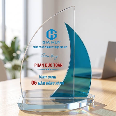 Kỷ niệm chương pha lê chiếc thuyền thân tăng khen thưởng nhân viên 5 năm đồng hành và gắn bó với doanh nghiệp