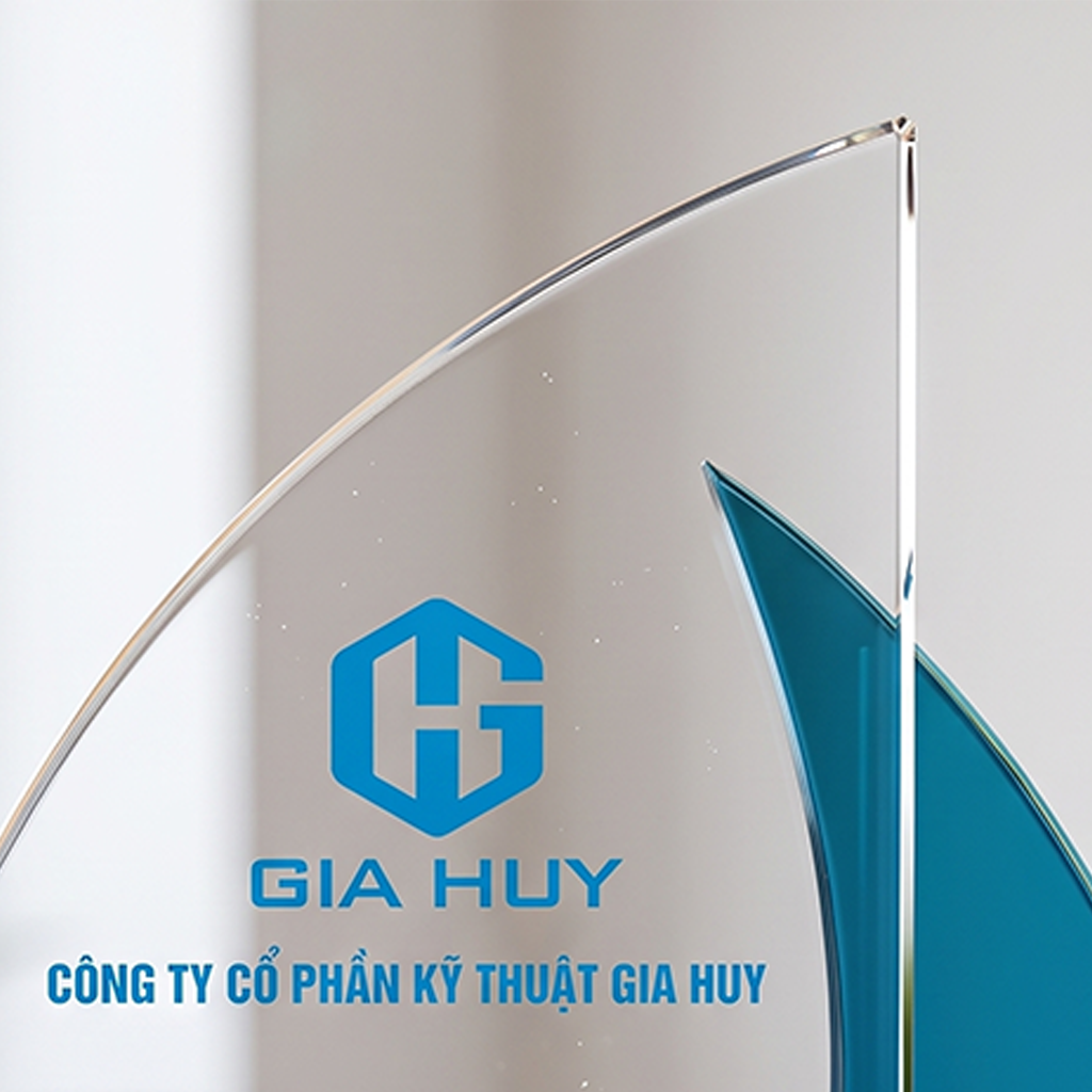 Kỷ niệm chương pha lê chiếc thuyền thân tăng khen thưởng nhân viên 5 năm đồng hành và gắn bó với doanh nghiệp