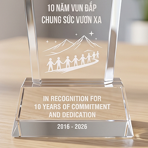 Cúp pha lê cảm ơn nhân viên 10 năm cống hiến vun đắp và chung sức vươn xa