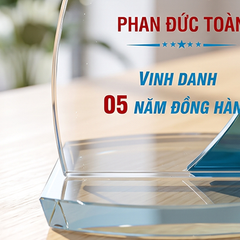 Kỷ niệm chương pha lê chiếc thuyền thân tăng khen thưởng nhân viên 5 năm đồng hành và gắn bó với doanh nghiệp