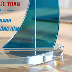 Kỷ niệm chương pha lê chiếc thuyền thân tăng khen thưởng nhân viên 5 năm đồng hành và gắn bó với doanh nghiệp