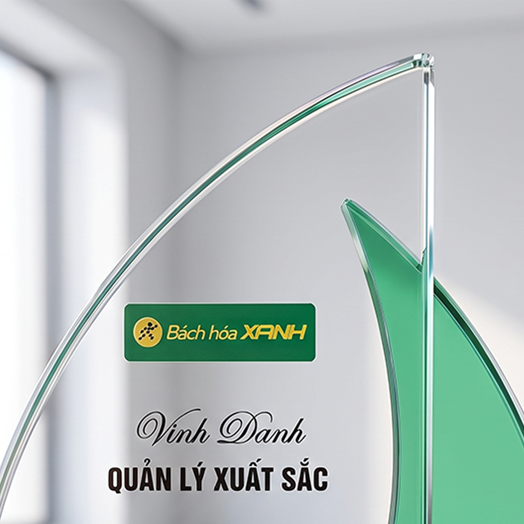 Kỷ niệm chương pha lê chiếc thuyền vinh danh quản lý xuất sắc của doanh nghiệp