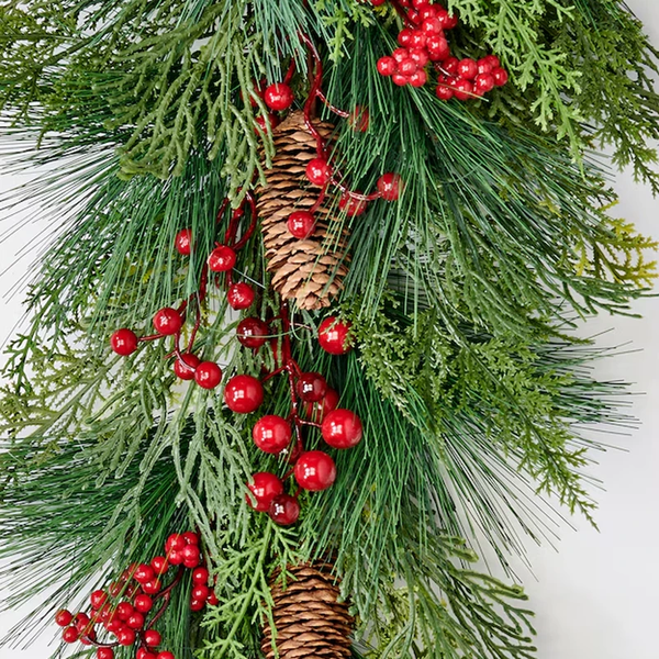 Nhánh Lá Gắn Trái Thông Và Trái Đỏ