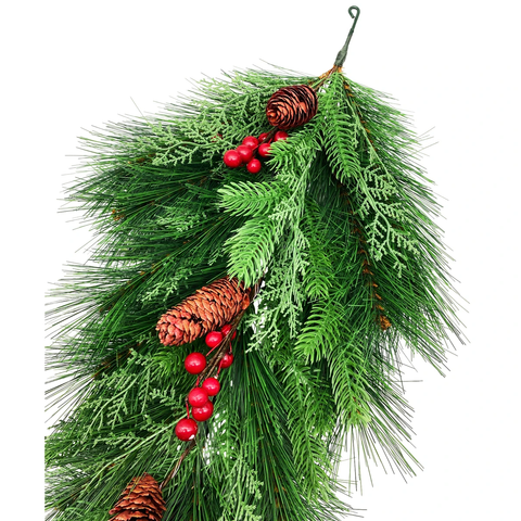 Nhánh Lá Gắn Trái Thông Và Trái Đỏ