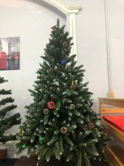 Cây Thông Đầu Nhọn Phun Sơn Gắn Trái Thông