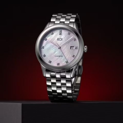  KOI Flagship K007.136.09.03.50.11.04 – Nam – Quartz (Pin) – Mặt Số 38.5mm – Khảm Xà Cừ – Kính Sapphire – Pin 10 Năm – Chống Nước 5ATM 