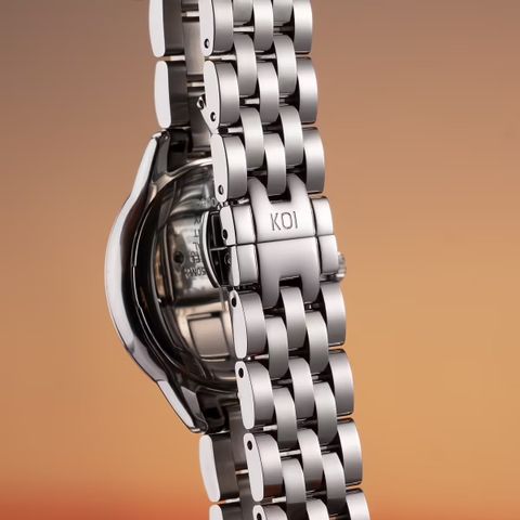  KOI Flagship K007.436.64.50.03.04.01 – Nữ – Quartz (Pin) – Mặt Số 30mm – Kính Sapphire – Khảm Xà Cừ – Pin 10 Năm – Chống Nước 5ATM 