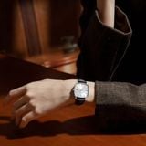  Saga Stella 71979-SVSVBK-2 – Nữ – Quartz (Pin) – Mặt Số 29mm – Kính Cứng – Dây Da Vân Cá Sấu – Mặt Số Vuông 