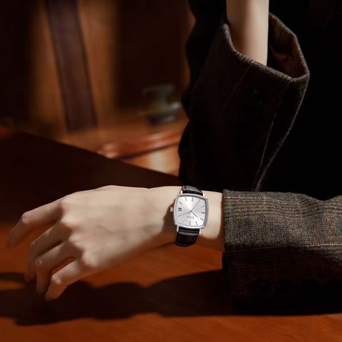  Saga Stella 71979-SVSVBK-2 – Nữ – Quartz (Pin) – Mặt Số 29mm – Kính Cứng – Dây Da Vân Cá Sấu – Mặt Số Vuông 