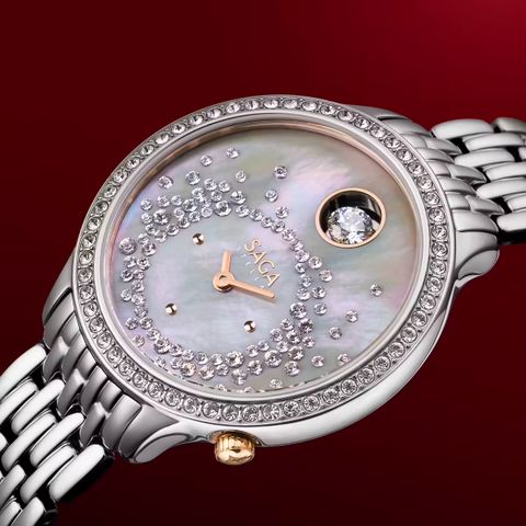 Saga 53766-SVSVSV-2 – Nữ – Kính Cứng – Quartz (Pin) – Mặt Số 39mm, Đính Đá Swarovski, Chống Nước 3ATM 