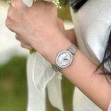  Saga 71931-SVWHSV-2 – Nữ – Kính Cứng – Quartz (Pin) – Mặt Số 26 x 36.5mm, Swiss Movt, Khảm Xà Cừ 