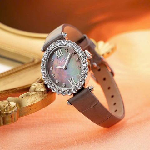  Saga 71931-SVBNBN-2 – Nữ – Kính cứng (Mineral Crystal) – Nền xà cừ ánh hồng quyến rũ – Dây da bò dập nổi vân cá sấu 