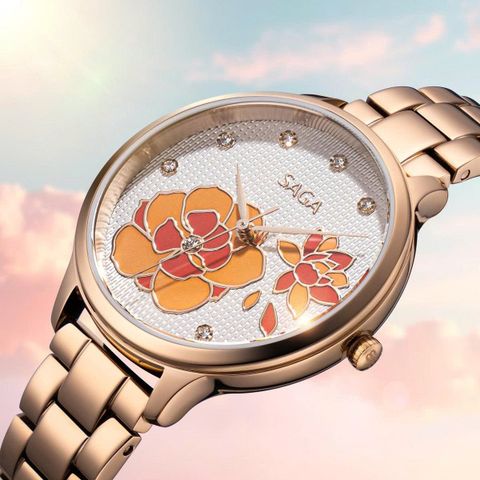  Saga Chroma Dance 54390-LGWTLG-2A – Nữ – Quartz (Pin) – Mặt Số 34mm – Kính Cứng – Mặt Số Đổi Màu, Đính Pha Lê 