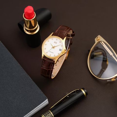  Koi K001.136.642.29.01.04 – Nữ – Kính Sapphire – Quartz (Pin) – Mặt Số 28mm, Đính Đá Pha Lê, Chống Nước 5ATM 