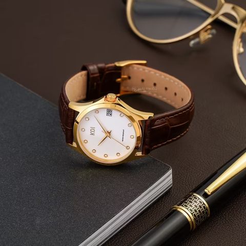  Koi K001.136.642.29.01.04 – Nữ – Kính Sapphire – Quartz (Pin) – Mặt Số 28mm, Đính Đá Pha Lê, Chống Nước 5ATM 