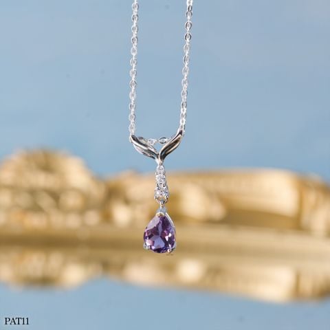 Dây Chuyền Đá Thiên Nhiên - Vẻ đẹp tinh tế giữa ánh sáng