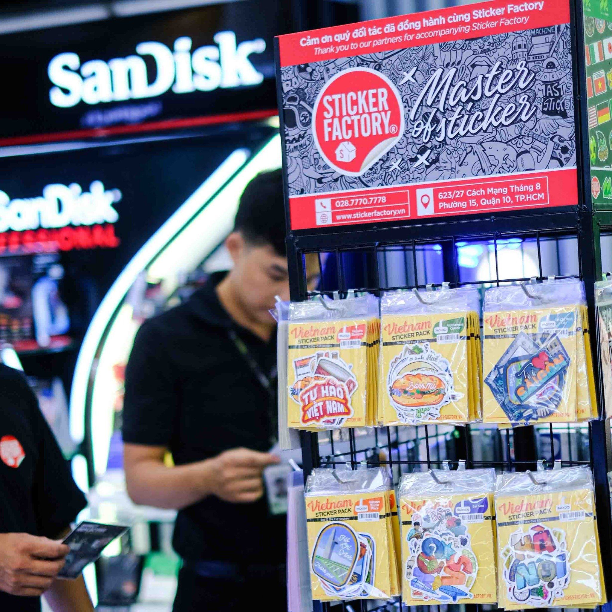 Kệ lưới sắt xoay 4 mặt đế bánh xe phiên bản nâng cấp 4 format quảng cáo