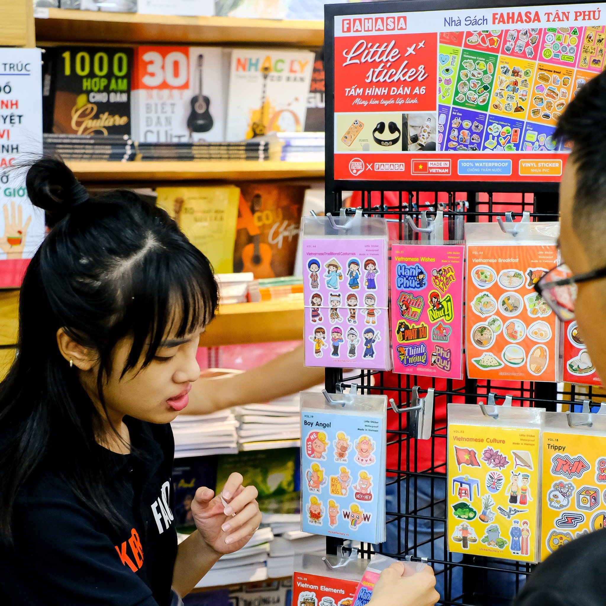 Kệ lưới sắt xoay 4 mặt đế bánh xe