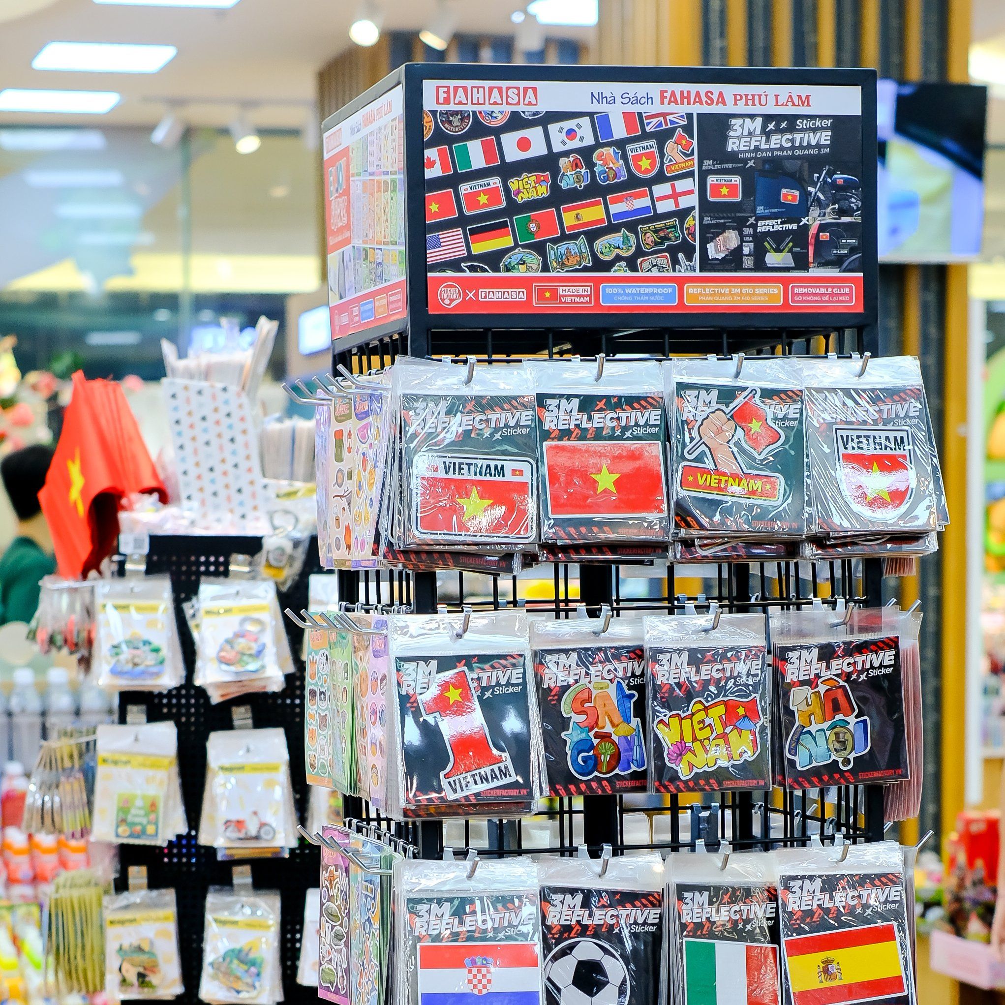 Kệ lưới sắt xoay 4 mặt đế bánh xe phiên bản nâng cấp 4 format quảng cáo