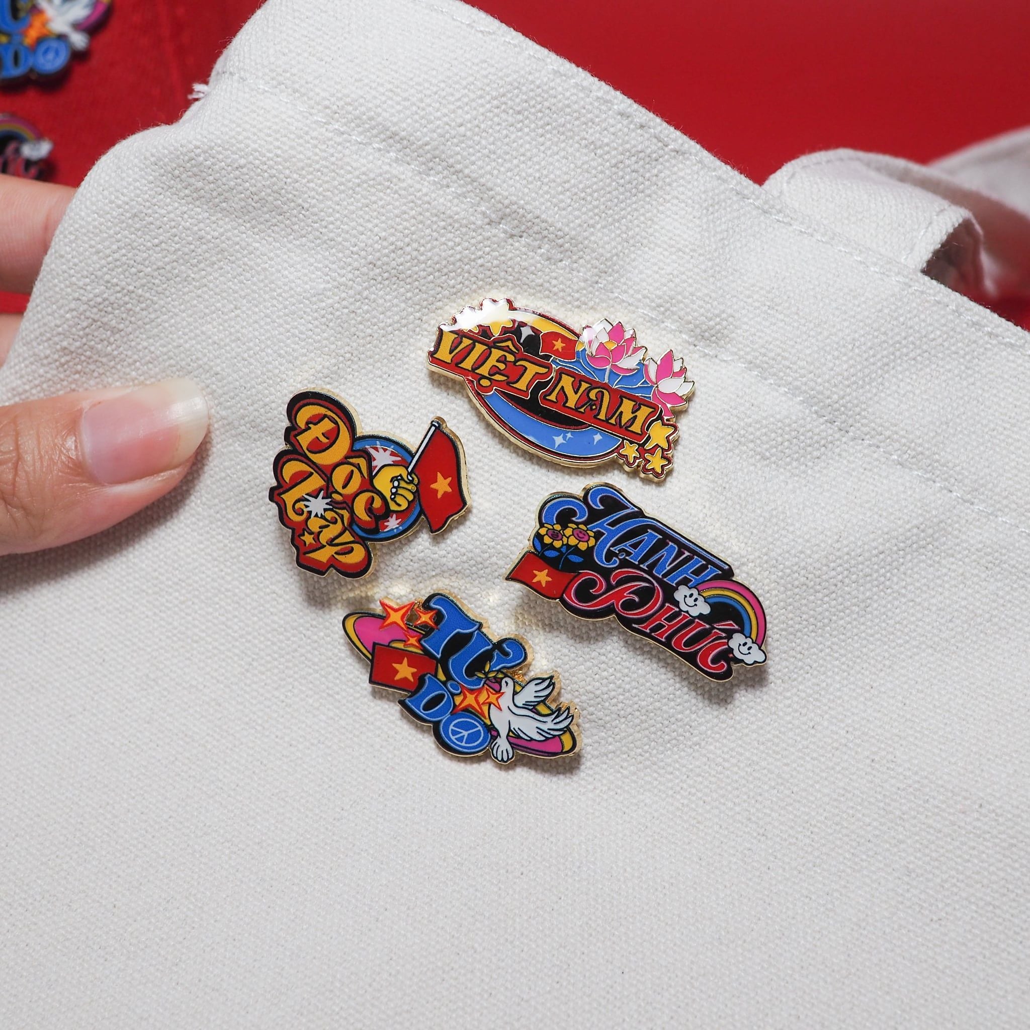 EPINVN001 Vietnam's National Motto - Set 4 Enamel Pin - Huy hiệu kim loại