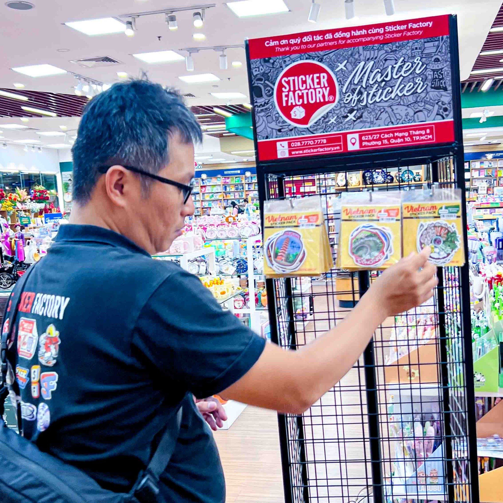 Kệ lưới sắt xoay 4 mặt đế bánh xe