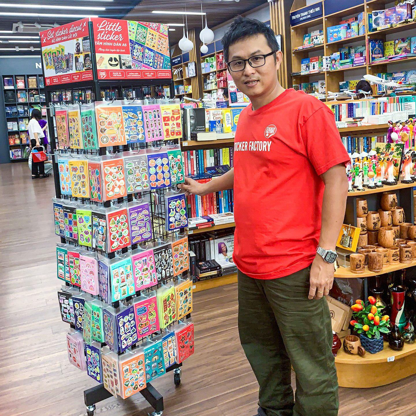 Kệ lưới sắt xoay 4 mặt đế bánh xe phiên bản nâng cấp 4 format quảng cáo