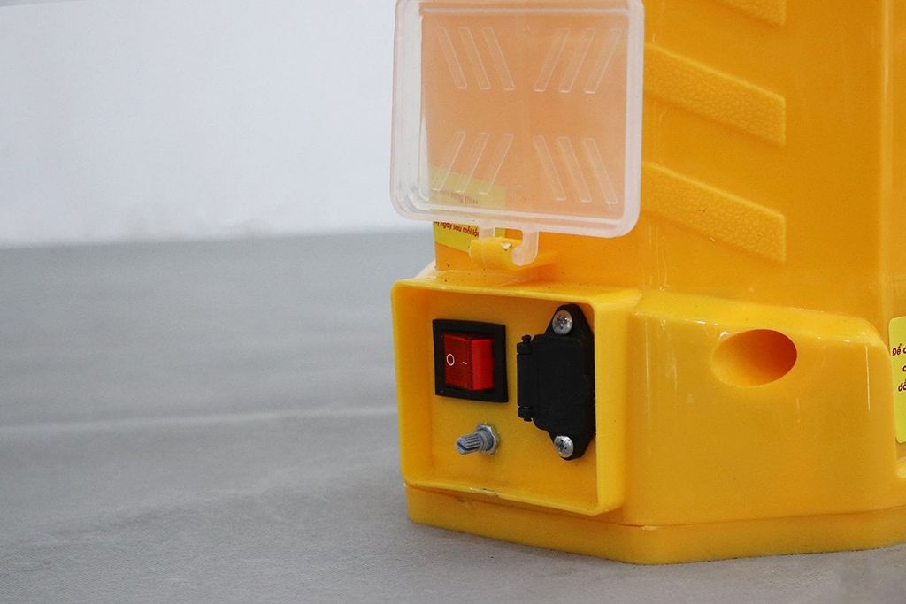Máy phun thuốc trừ sâu, côn trùng điện CON ONG VÀNG Li20 pin Vàng Pin lithium 12V8Ah