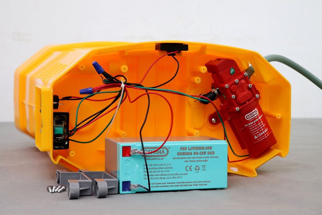 Máy phun thuốc trừ sâu, côn trùng điện CON ONG VÀNG Li20 pin Vàng Pin lithium 12V8Ah