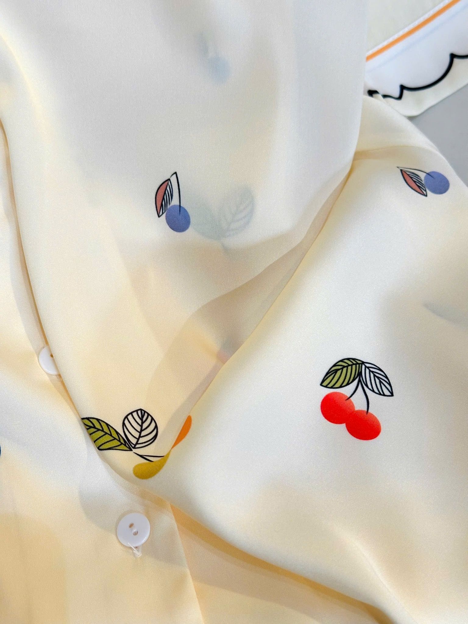  Bộ lụa Pháp cao cấp Pijama hoạ tiết màu vàng 