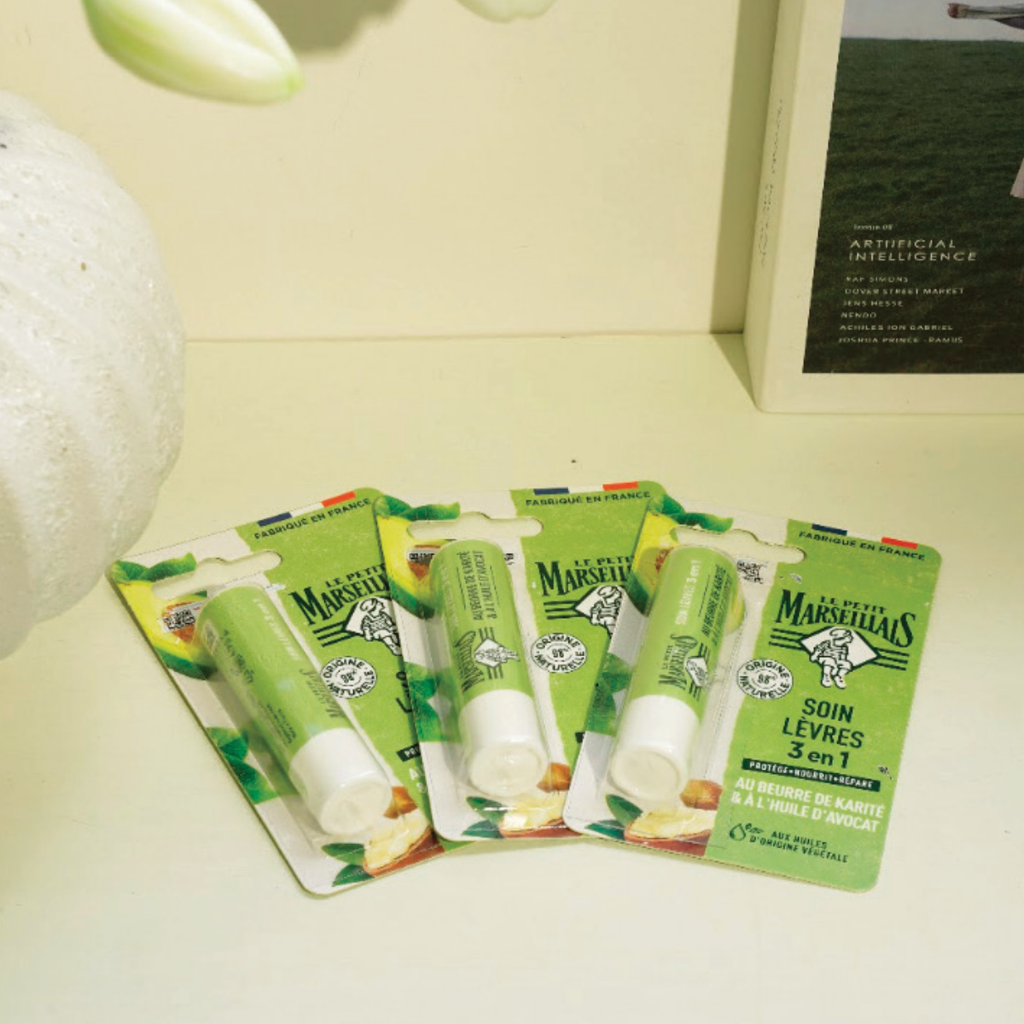 Son Dưỡng Môi 3 Trong 1 Le Petit Marseillais Với Chiết Xuất Bơ Hạt Mỡ Và Dầu Bơ 4.9g