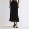 Chân váy V7 hoa xuất Âu A6337 / ĐEN HOA XANH