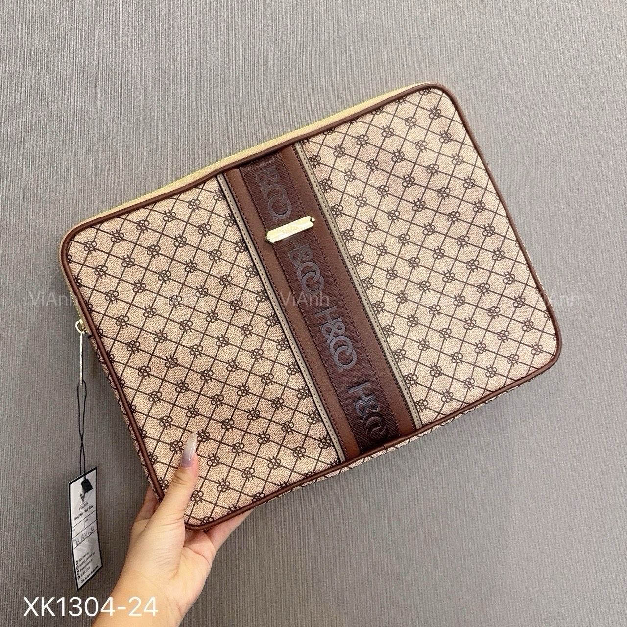 Clutch B368N style Âu Mỹ chữ nhật hoạ tiết chữ XK1304-24 / 35x26 / NÂU