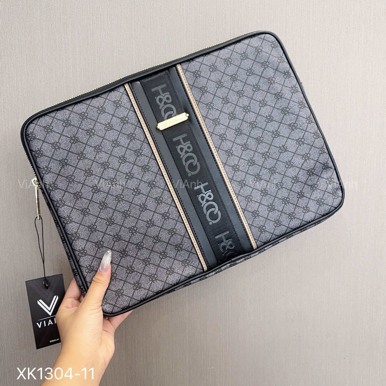 Clutch B368X style Âu Mỹ chữ nhật hoạ tiết chữ XK1304-11 / 35x26 / XÁM ĐEN