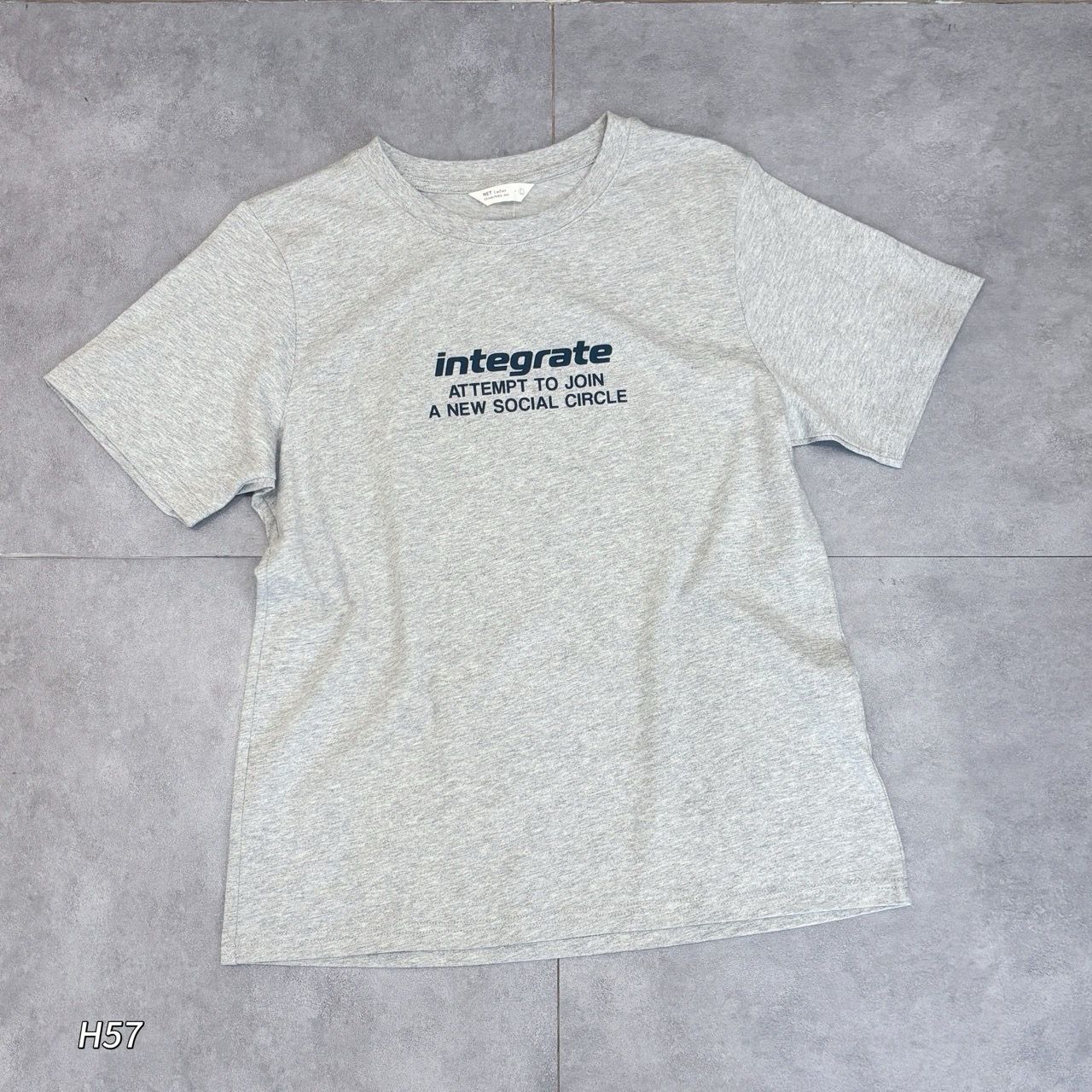 Áo thun ngắn tay in chữ INTEGRATE H57 / XÁM