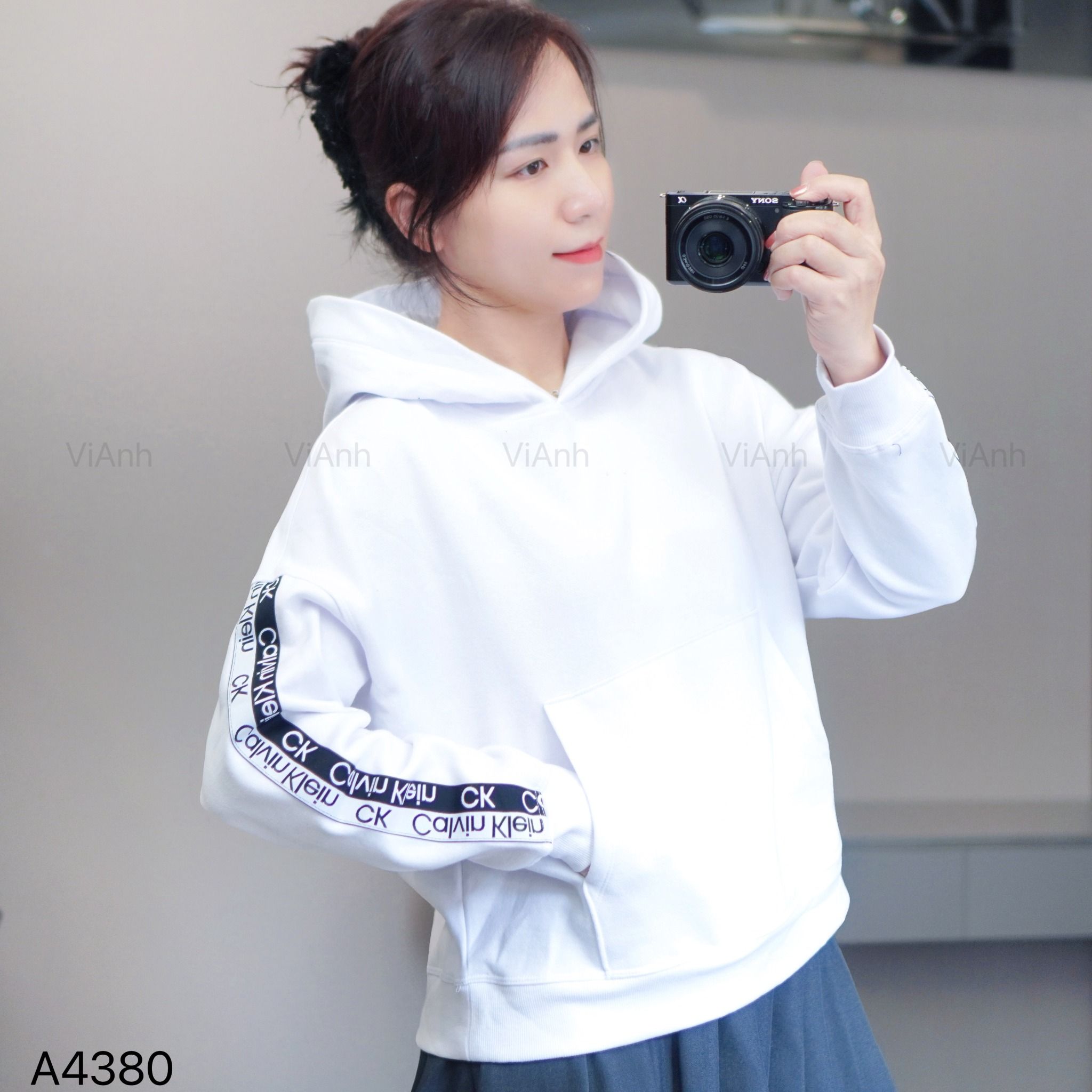 Áo C791 Hoodie chữ dọc tay C.K A4380 / TRẮNG