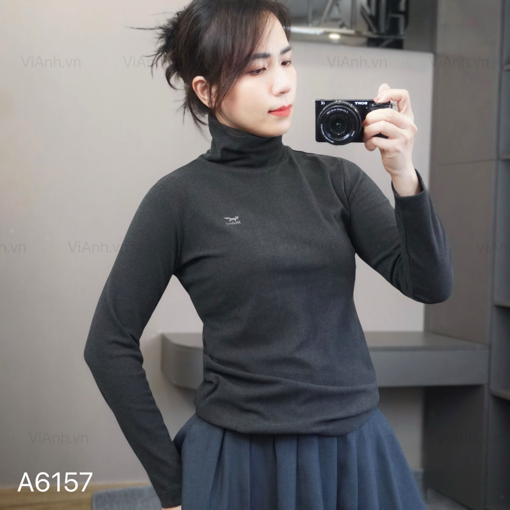 Áo dài tay cao cổ logo ngực style UK / ĐEN