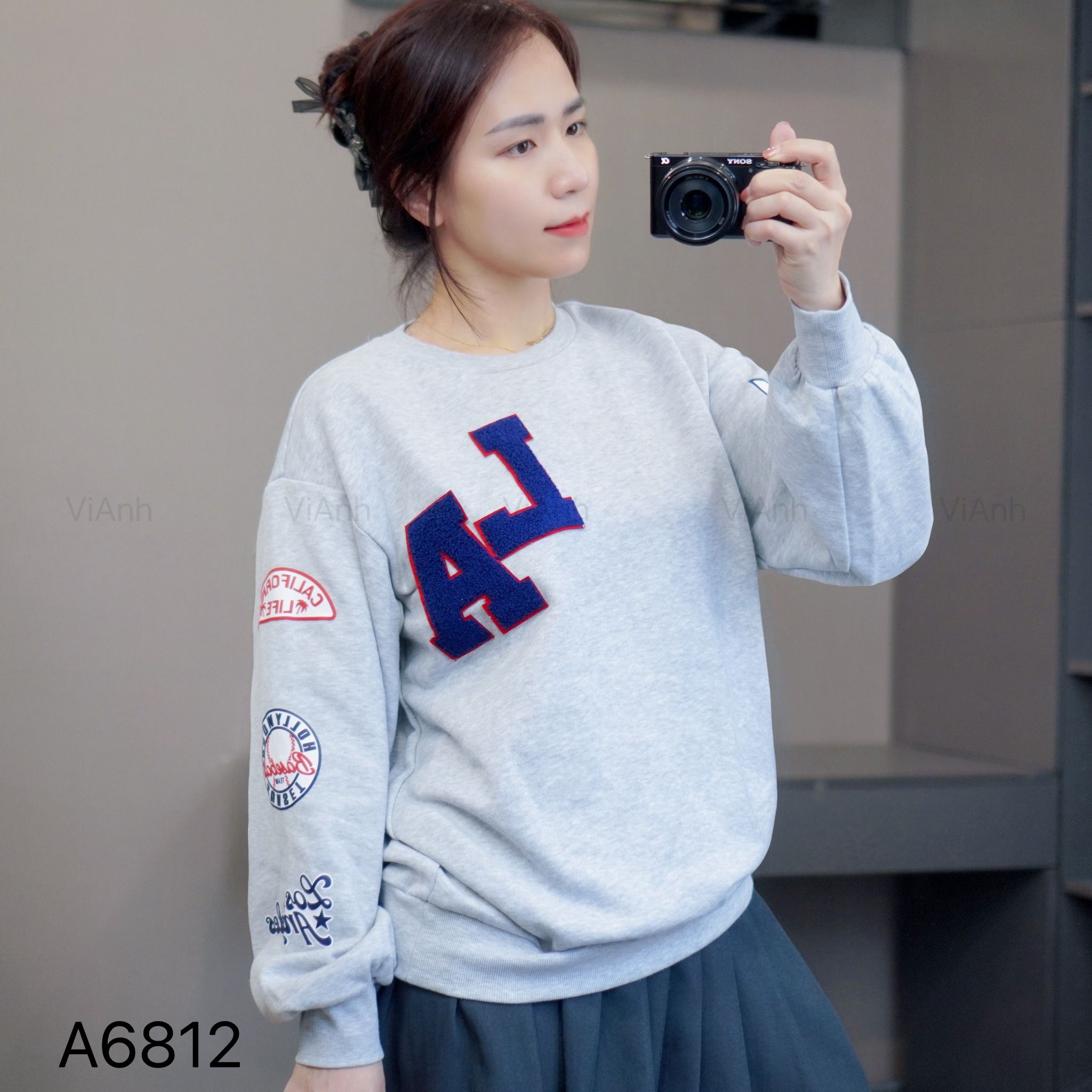 Áo sweater C12 thêu chữ LA ngực Cotton Classic / GHI