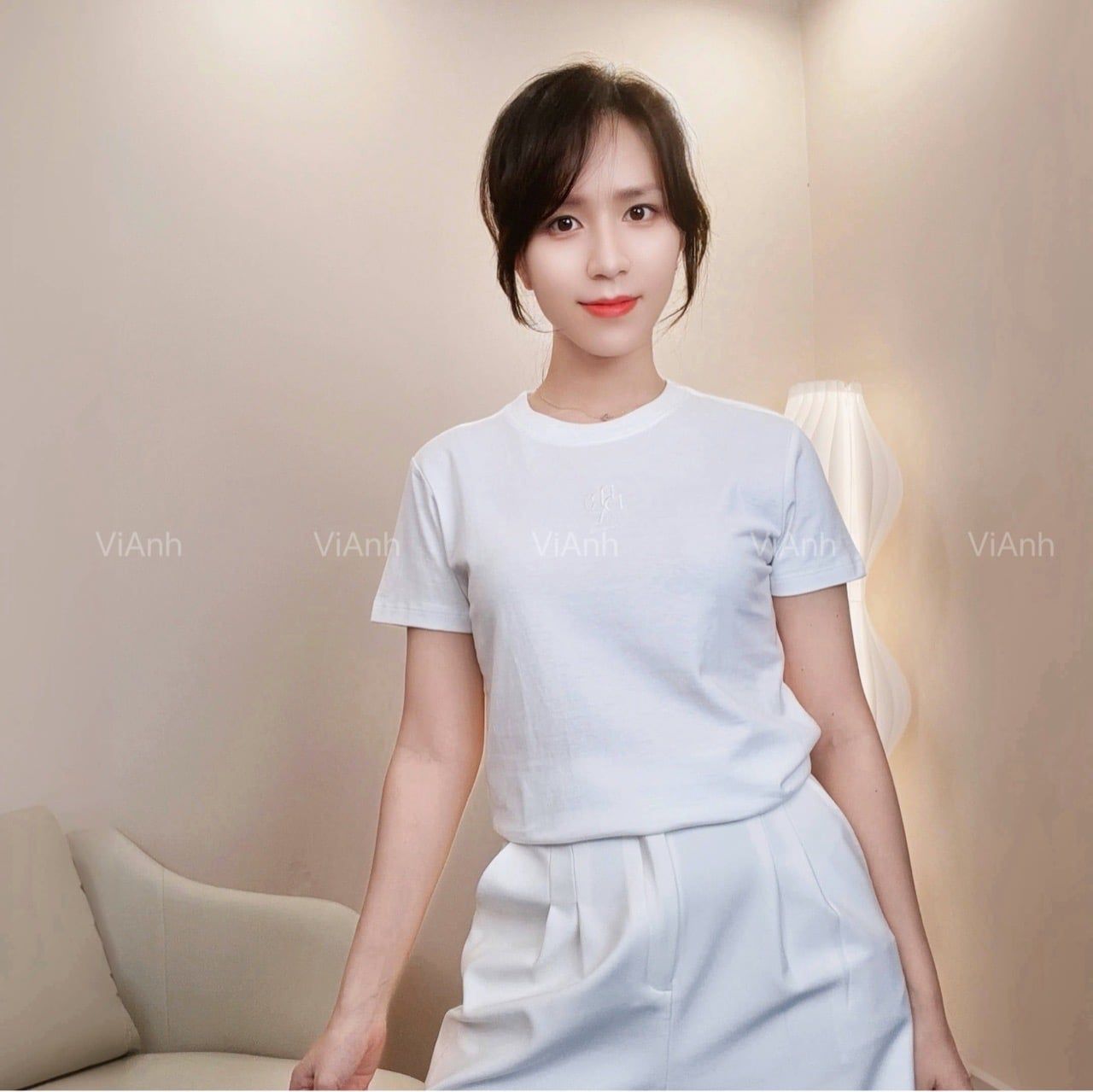 Áo thun ngắn tay thêu chữ ngực style Hàn / D244