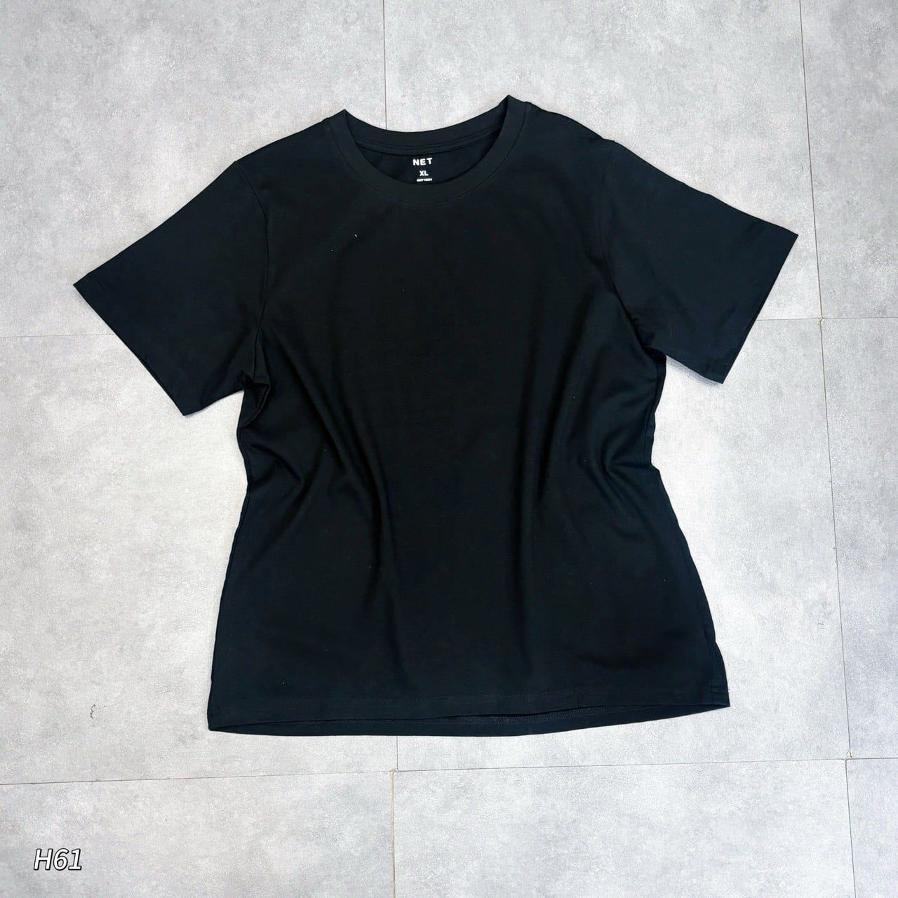 Áo thun ngắn tay in hình lưng H61 / ĐEN