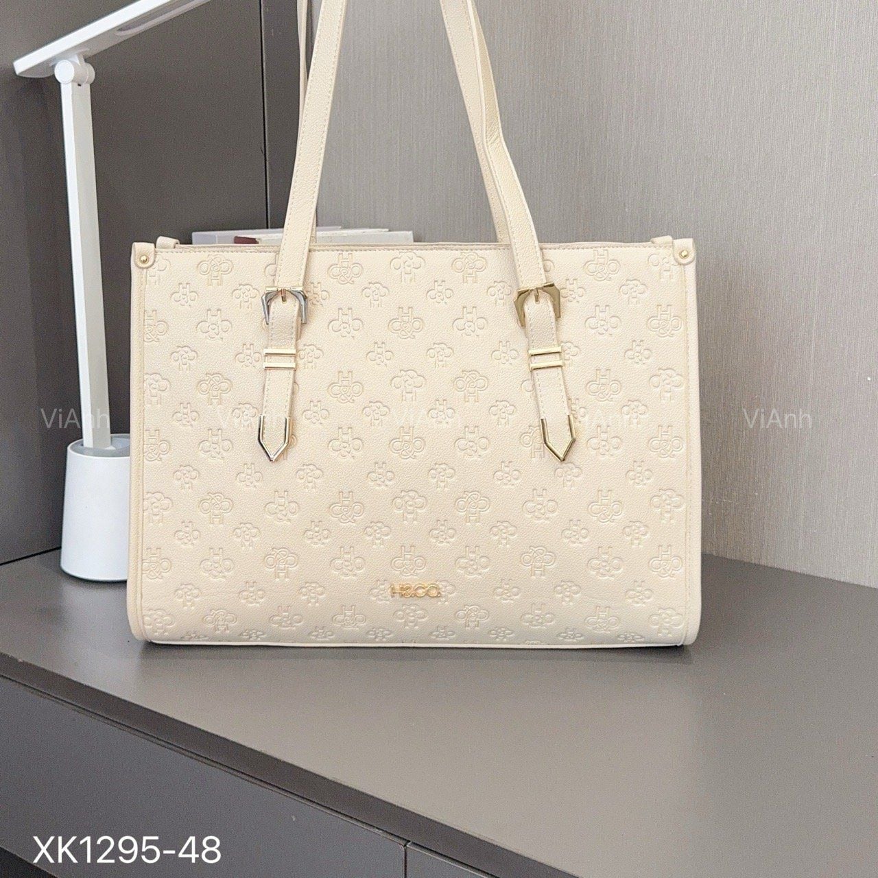 Totebag H95 style Âu Mỹ chữ nhật vân chữ dập chìm xách tay XK1295 / 37x27 / TRẮNG KEM