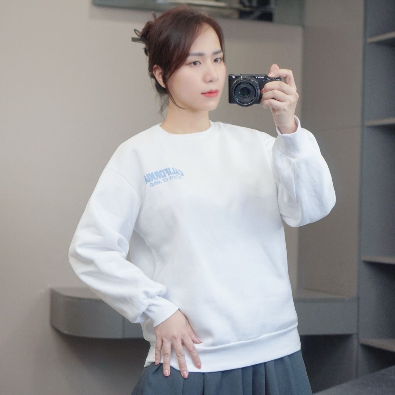 Áo sweater chữ in Cotton Classic / TRẮNG