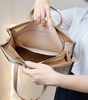 Túi xách tote bag phom chữ nhật CĐC, CHR T59 / 25x34 / TRẮNG PHỐI NÂU