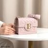 Túi B486 chần chéo hoạ tiết chữ B Bolsos Alicia XK1572 / 16 X 22