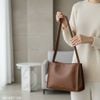 Túi xách Chio phom thang đeo chéo / m27 đ30 c22 / NÂU