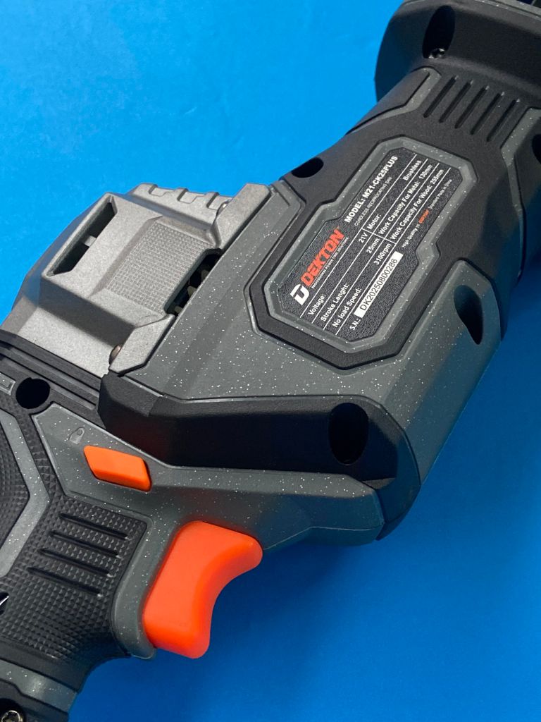 Cưa kiếm dùng pin Dekton M21-CK25PLUS