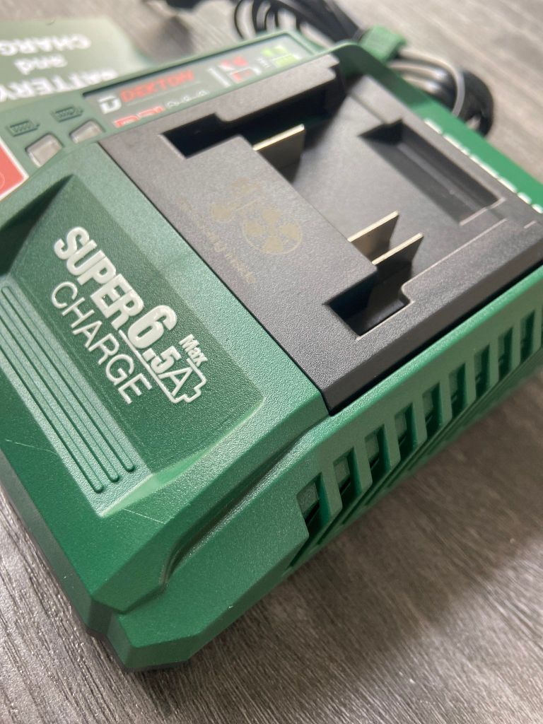 6.5A Sạc pin hiệu DEKTON; Model: M21-S65PRO