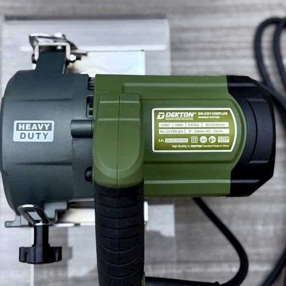 Máy cắt cầm tay hoạt động bằng động cơ điện, hiệu DEKTON, model DK-CG110XPLUS